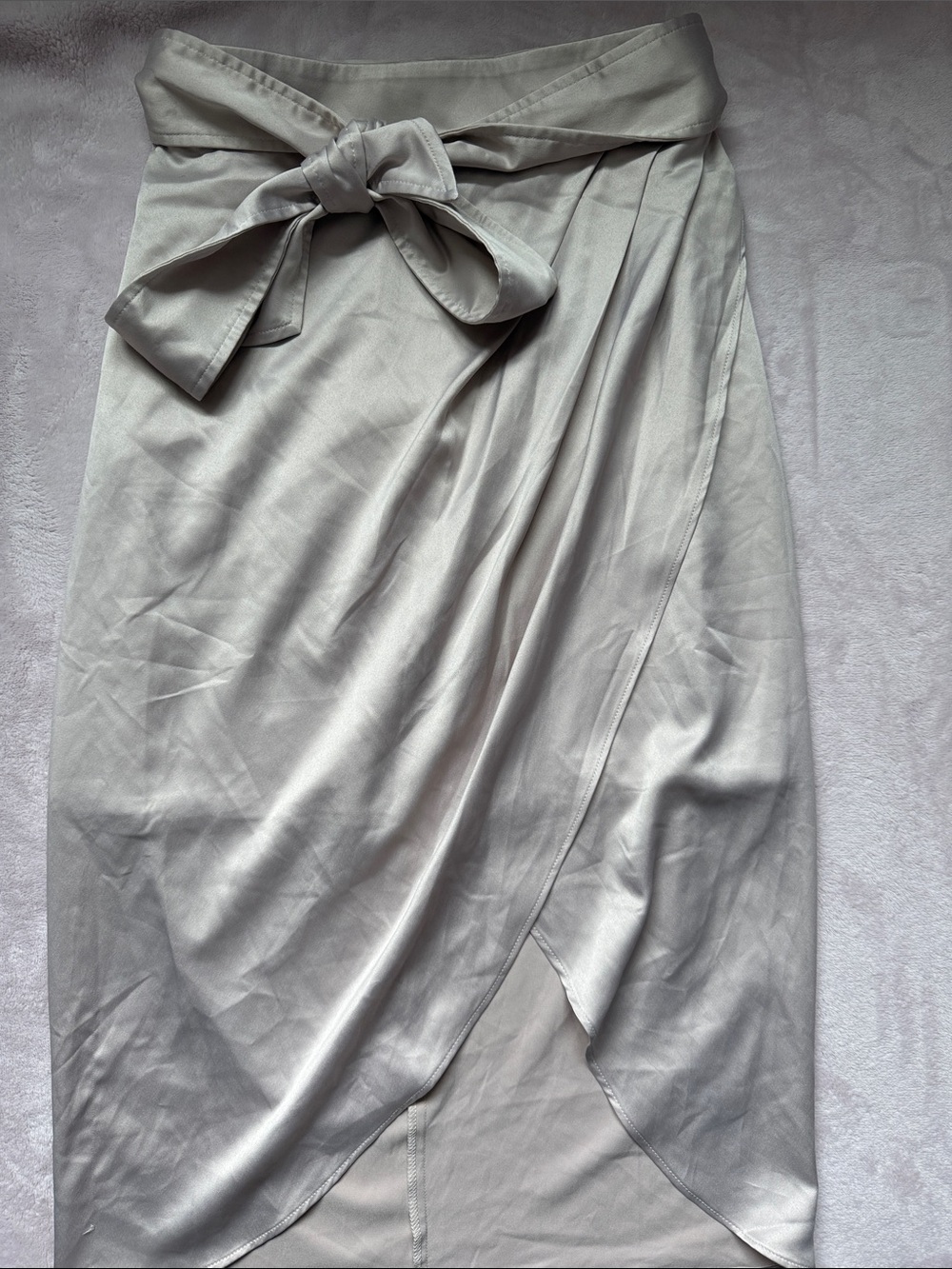 Women’s Bebe Skirt Size 2 Silk Front Tie Back Zip Middie Wrap Skirt Beigh